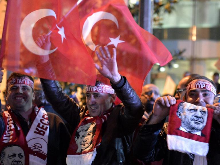 AKP-Anhänger bejubeln den Sieg ihrer Partei