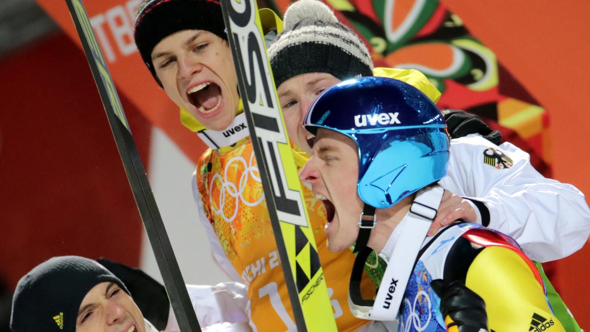 Das deutsche Skispringerteam freut sich über den olympischen Sieg Das deutsche Skispringerteam freut sich über den olympischen Sieg
