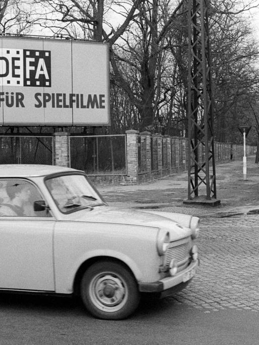 Einfahrt der DEFA Studios in Babelsberg, 1990.