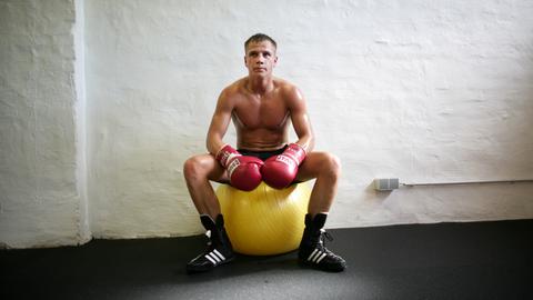 Harter Mann auf weichem Ball: der Federgewichtsboxer Marcel Meyerdiercks; Aufnahme vom April 2009
