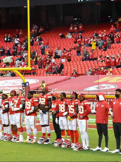 September 10, 2019, Kansas City, MO, USA: Members of the Kansas City Chiefs lock arms and stand for the playing of Lift Every Voice and Sing , a song considered by many as the Black national anthem, during pregame ceremonies Thursday, September 10, 2020 before the Chiefs took on the Houston Texans in the NFL, American Football Herren, USA season opener at Arrowhead Stadium in Kansas City, Missouri. Kansas City USA - ZUMAm67_ 20190910_zaf_m67_055 Copyright: xTammyxLjungbladx