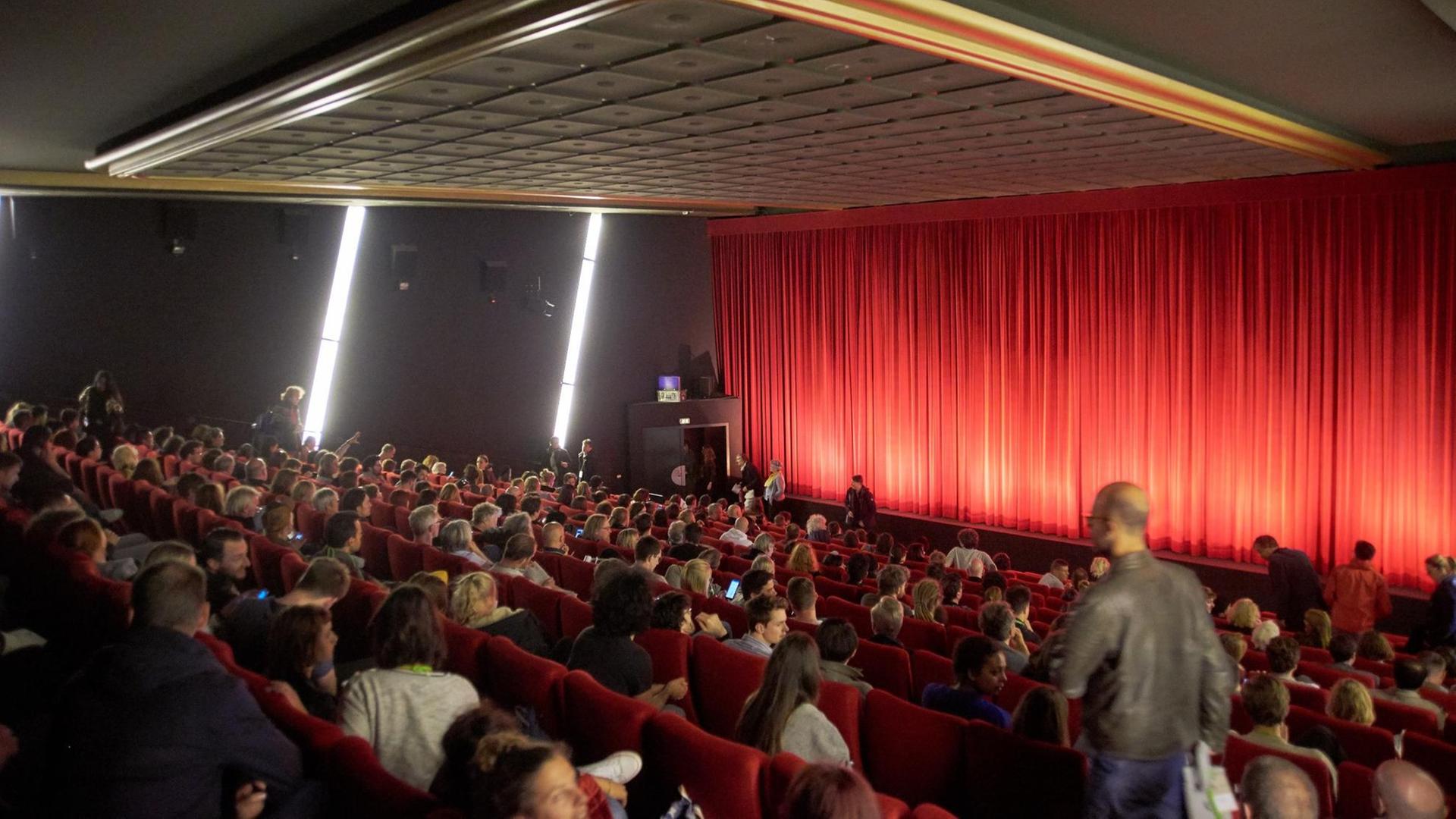 Ein voller Kinosaal während der Kurzfilmtage in Oberhausen 2019