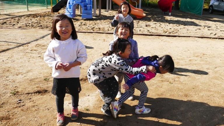 Fröhliche Kinder im südkoreanischen Grenzdorf