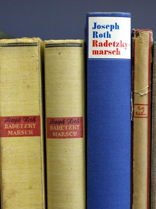 Bücher des Autors Joseph Roth in der Universität Augsburg (Schwaben) in der "Bibliothek der verbrannten Bücher".