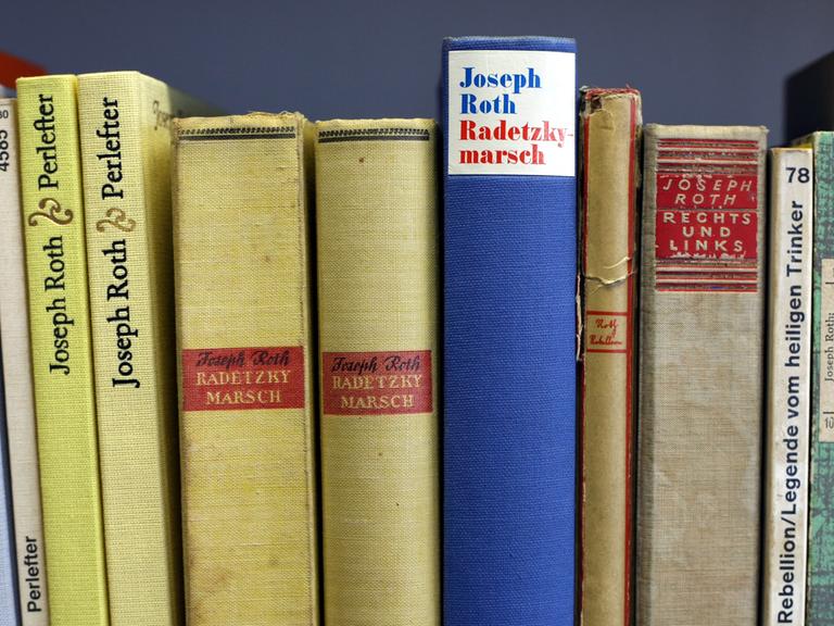 Bücher des Autors Joseph Roth in der Universität Augsburg (Schwaben) in der "Bibliothek der verbrannten Bücher".