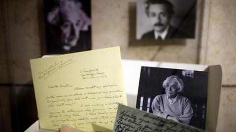 Fotos und Dokumente im Albert-Einstein-Archiv der Hebräischen Universität von Jerusalem