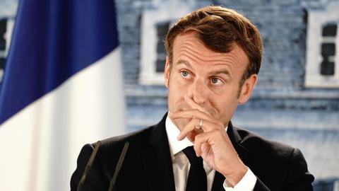 Emmanuel Macron, Präsident von Frankreich, gestikuliert während einer Pressekonferenz nach einem Gespräch mit Bundeskanzlerin Merkel (CDU) im Schloss Meseberg, dem Gästehaus der Bundesregierung.