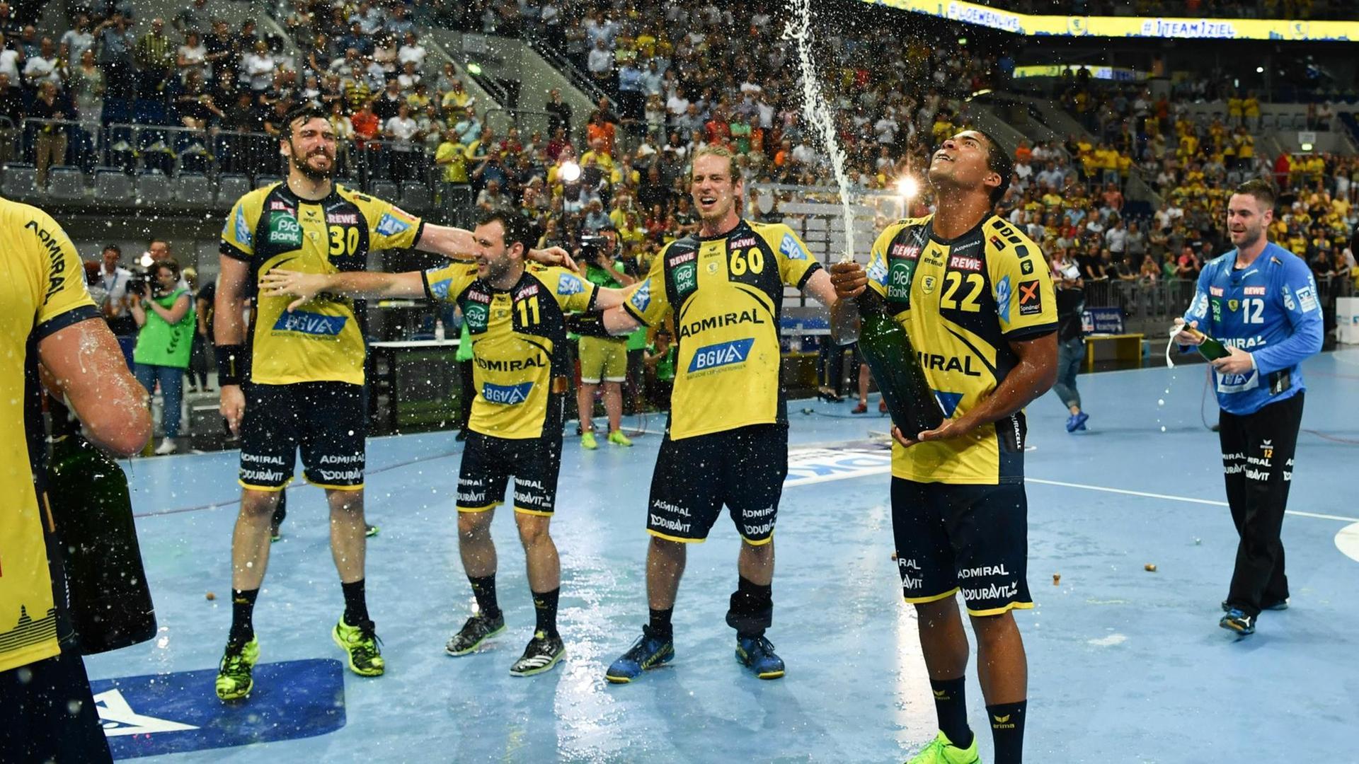 Die Spieler der Rhein-Neckar Löwen feiern ihre zweite Meisterschaft.