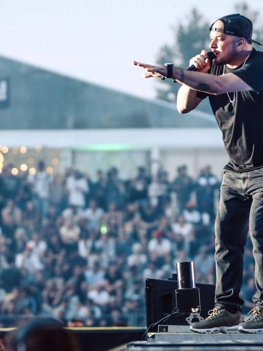 Der Rapper Kool Savas auf der Bühne des Splash Festivals 2017.