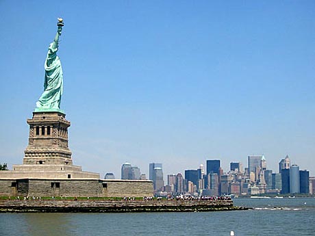 Freiheitsstatue mit Blick auf Manhattan