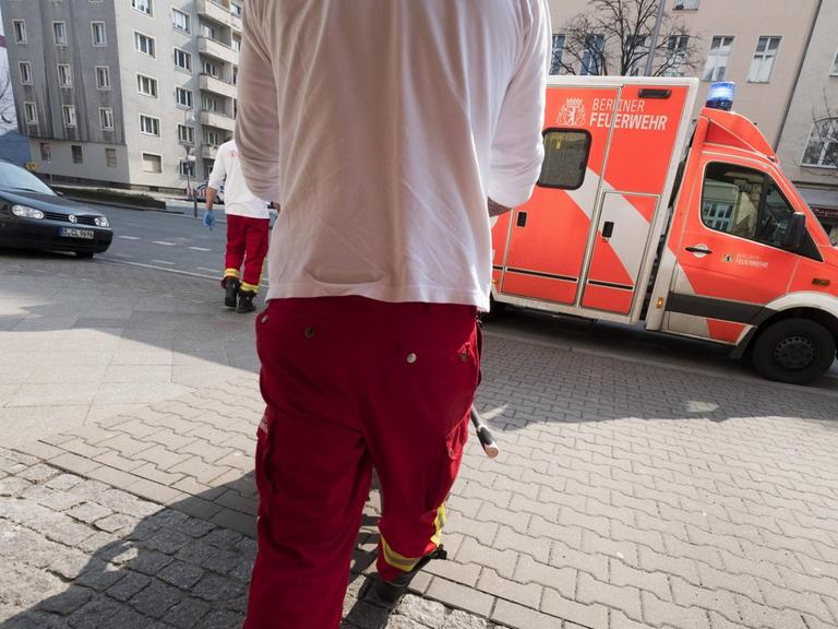 Rettungsassistenten der Berliner Feuerwehr transportieren einen Patienten