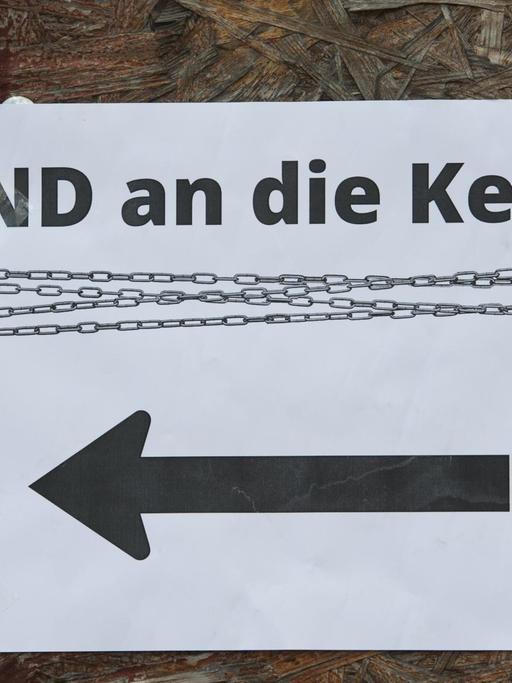 "BND an die Kette" steht in Berlin auf einem Plakat an einem Bauzaun des Neubaus des Bundesnachrichtendienstes (BND). Nach Angaben der Polizei demonstrierten vor dem Gebäudekomplex mehr als 100 Menschen gegen massenhafte Überwachung der Kommunikation durch internationale Geheimdienste.