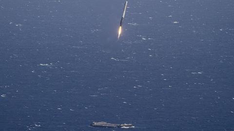 Auch die Konkurrenz kann es: Eine Falcon-9-Stufe kurz vor der Landung auf einem Schiff