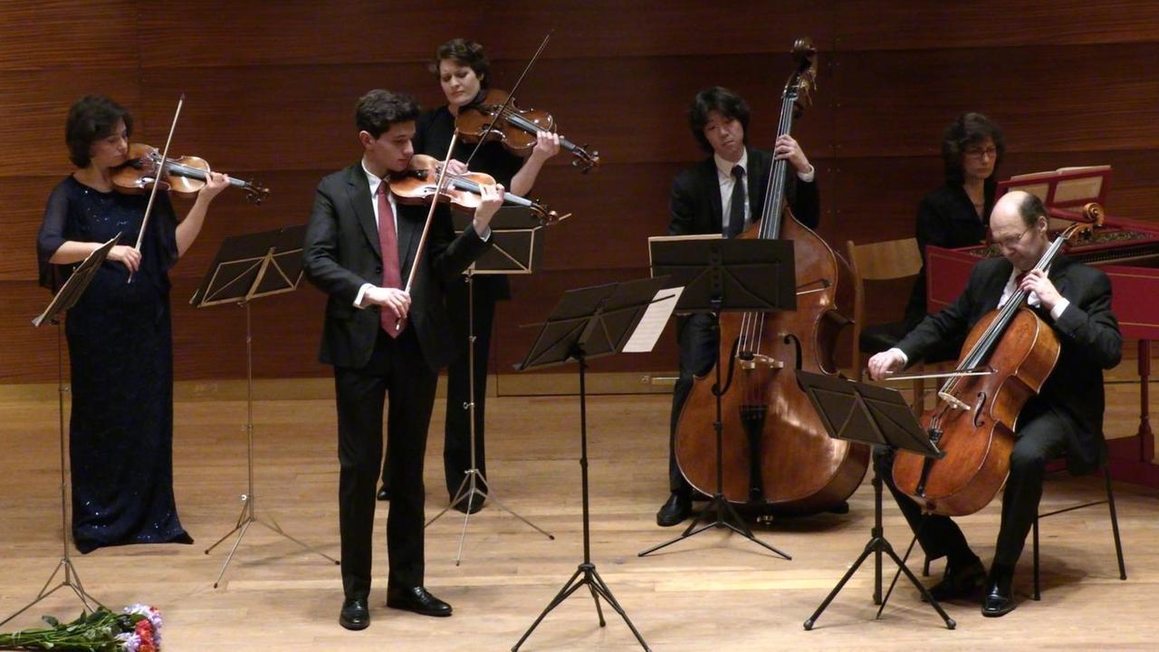  Violinen-, Cello- und Kontrabass-Spieler des Jüdischen Kammerorchesters in Hamburg geben ein Konzert