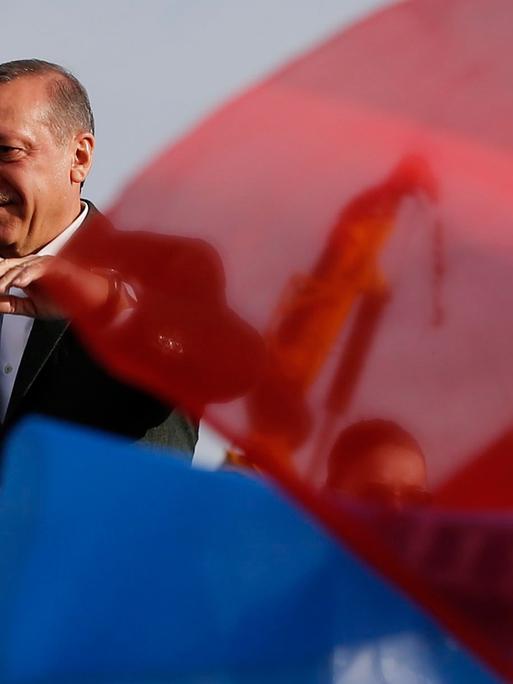 Der türkische Ministerpräsident Recep Tayyip Erdogan winkend bei Wahlkampf.