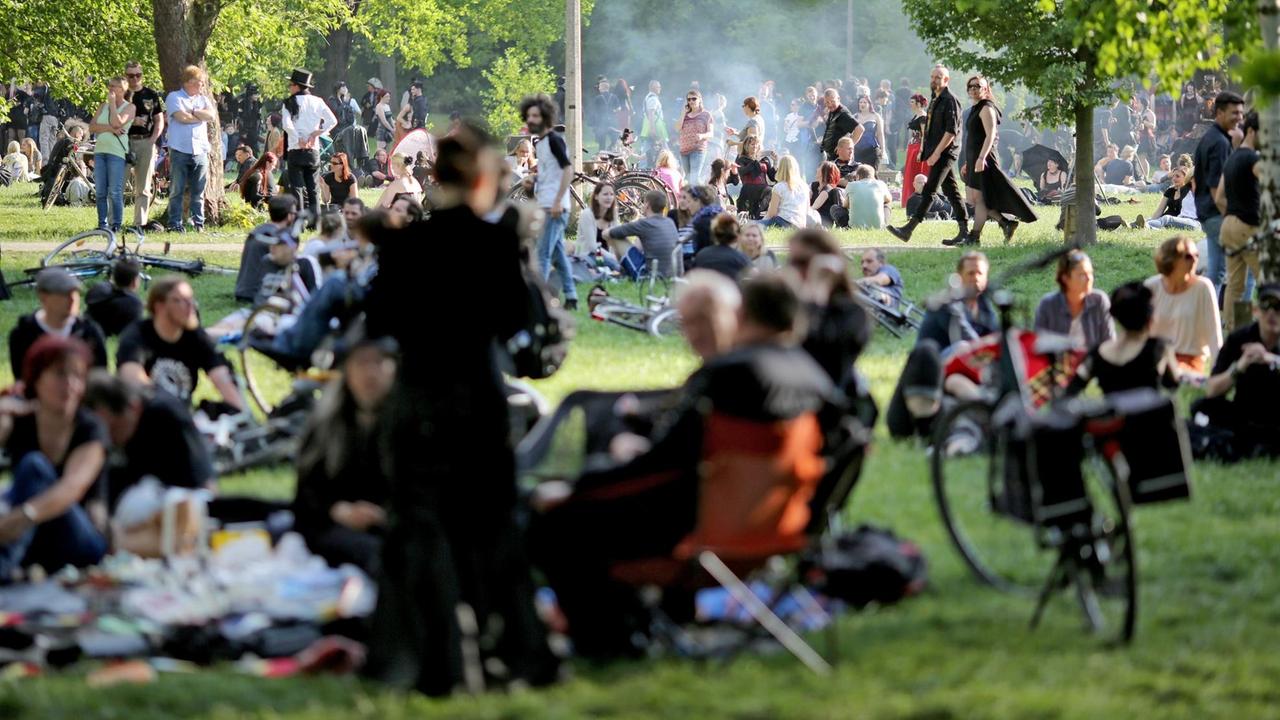 Zahlreiche Besucher bevölkern zum Pfingstwochenende am 13.05.2016 den Clara-Zetkin-Park in Leipzig (Sachsen). Der von den Leipzigern nur Clarapark genannte Park erfreut sich großer Beliebtheit. 