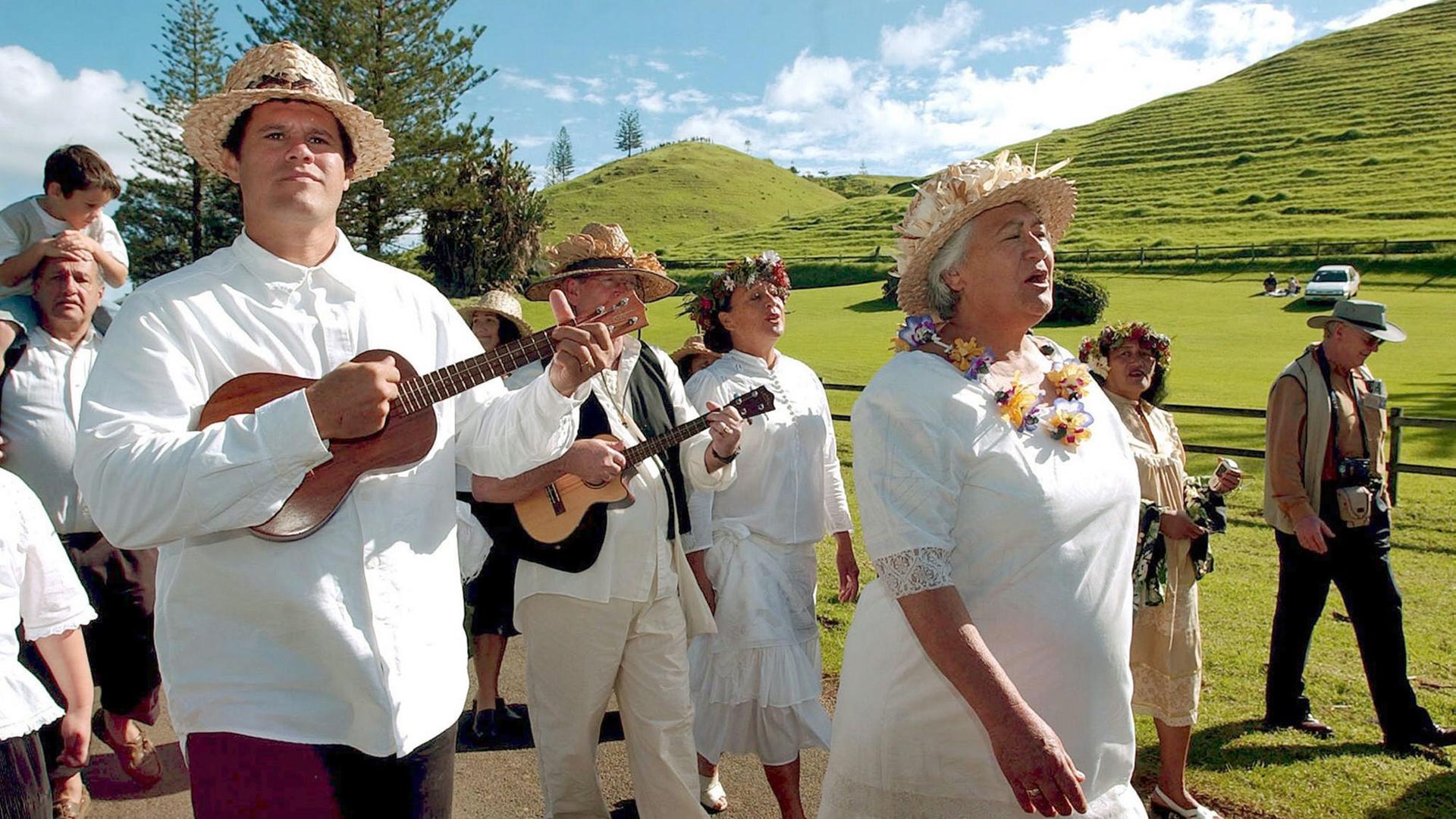 Die Bewohner von Norfolk Island feiern am 8.6.2006 mit einer Parade den Nationalfeiertag "Bounty Day".