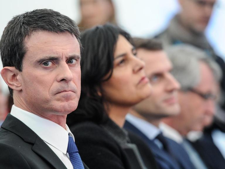 Der Französische Premierminister Manuel Valls und Arbeitsministerin Myriam El Khomri höre eine Rede währed eines Besuchs bei Solvay's am 22. Februar 2016 in Chalampe.