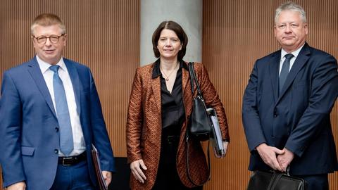 Thomas Haldenwang (l-r), Präsident des Bundesamtes für Verfassungsschutz (BfV), Martina Rosenberg, Präsidentin des Bundesamtes für den Militärischen Abschirmdienst (BAMAD), und Bruno Kahl, Präsident des Bundesnachrichtendienstes (BND), kommen zur Öffentlichen Anhörung der Präsidenten der Nachrichtendienste durch das Parlamentarische Kontrollgremium