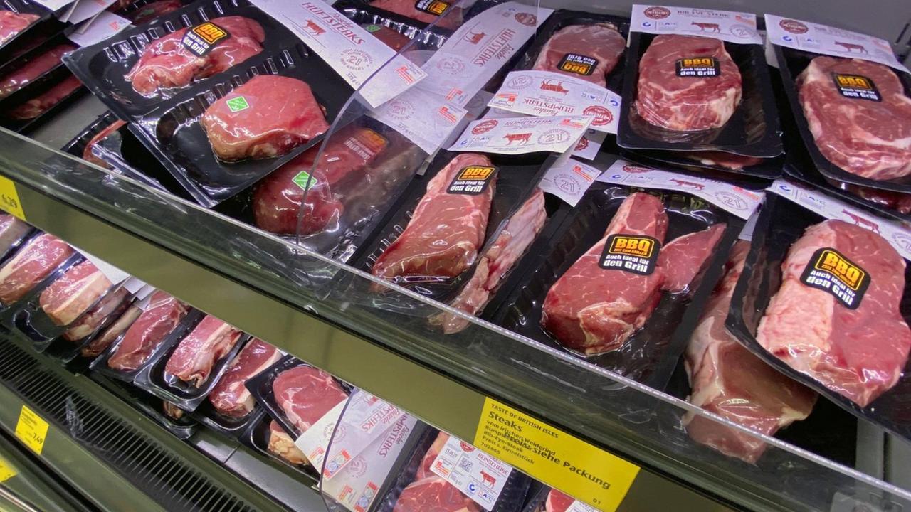 5568x3712 Pixel imago images / Sven Simon Trotz Missstaenden in der Fleischindustrie- Aldi will die Fleischpreise senken. Blick in ein Kuehlregal mit in Folie geschweisstes abgepacktes Fleisch des Discounters ALDI am 20.05.2020. *** Despite the grievances in the meat industry Aldi wants to reduce meat prices Look into a refrigerated shelf with foil-wrapped packaged meat from the discounter ALDI on 20 05 2020