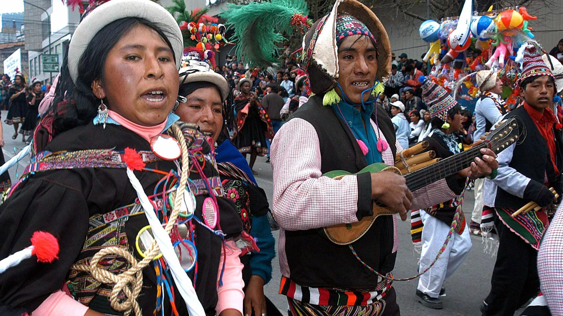 Einwohner aus Potosi in traditioneller Kleidung nehmen am 26.7.2003 an der Parade "XVI Entrada Universitaria" in La Paz teil. Sie tanzen und singen das "Tonada Potosina"-Lied. Die Straßenparade wurde zur Erhaltung der kulturellen Vielfalt des bolivianischen Tanzes von der San Andres Mayor Universität organisiert. Über 10.000 Studenten zeigten dabei unterschiedliche folkloristische Darbietungen. Einwohner aus Potosi in traditioneller Kleidung nehmen am 26.7.2003 an der Parade "XVI Entrada Universitaria" in La Paz teil. Sie tanzen und singen das "Tonada Potosina"-Lied. Die Straßenparade wurde zur Erhaltung der kulturellen Vielfalt des bolivianischen Tanzes von der San Andres Mayor Universität organisiert. Über 10.000 Studenten zeigten dabei unterschiedliche folkloristische Darbietungen.