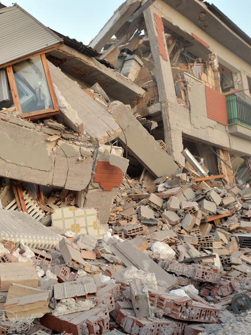 Ein Haus in Amatrice (Provinz Rieti) liegt am 25.08.2016 in Trümmern. Ein starkes Erdbeben in Mittelitalien am 24.08.2016 forderte 267 Menschenleben.