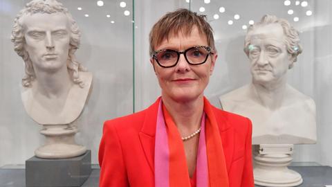 Ulrike Lorenz, die designierte Präsidentin der Klassik Stiftung Weimar, zwischen zwei Büsten von Goethe und Schiller.