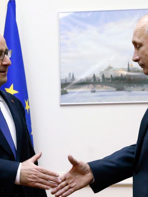 Frankreichs Präsident Francois Hollande und sein russischer Amtskollege Wladimir Putin geben sich die Hand.
