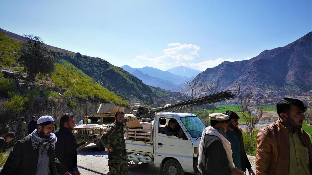 Mehr als 90 Prozent der Bevölkerung im Nordosten Afghanistans sind Paschtunen. Hier gibt es gerade einen Stau auf einem Bergpass in der Provinz Kunar.