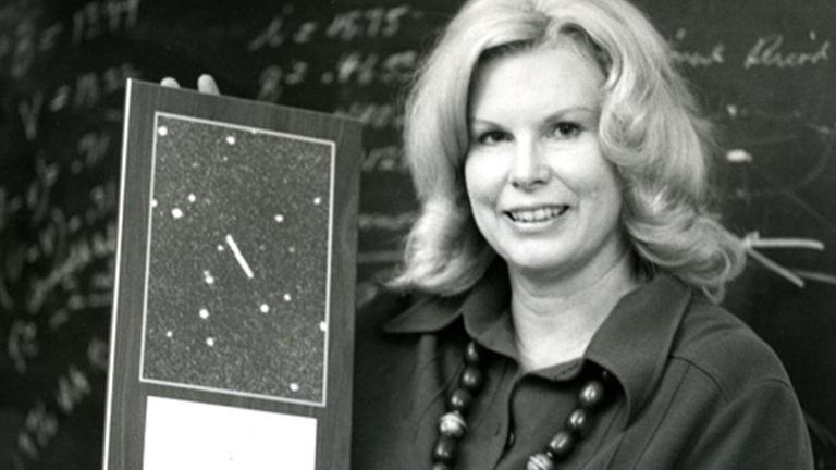 Eleanor Helin mit dem Entdeckungsfoto des Asteroiden Ra-Shalom