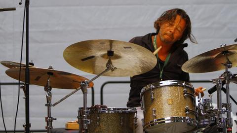 Der Schlagzeuger Dejan Terzic sitzt hinter seinem Instrument auf der Bühne