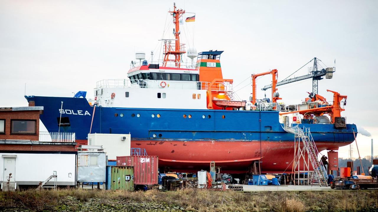 Das deutsche Fischereiforschungsschiff "Solea" liegt auf dem Gelände der Fassmer Werft an der Weser. 
