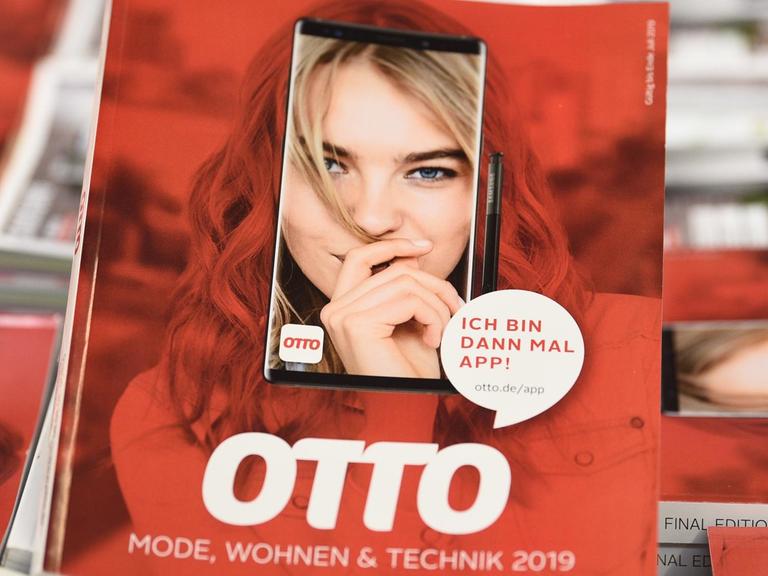 Ein Otto-Katalog liegt in einer Druckerei in Nürnberg auf weiteren Otto-Katalogen