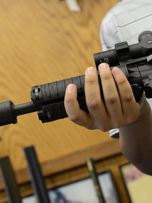 Ein automatisches Gewehr des Typs AR-15 vom Hersteller Colt wird in Atlanta in einem Waffengeschäft gezeigt.