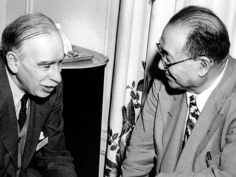 Juli 1944: John Maynard Keynes (l) während der Tagung von Bretton Woods in einem informellen Gespräch mit dem chinesischen Finanzminister H.H. Kung.