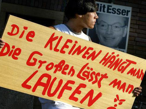 Demonstrant vor dem Düsseldorfer Landgericht, 22.07.2004