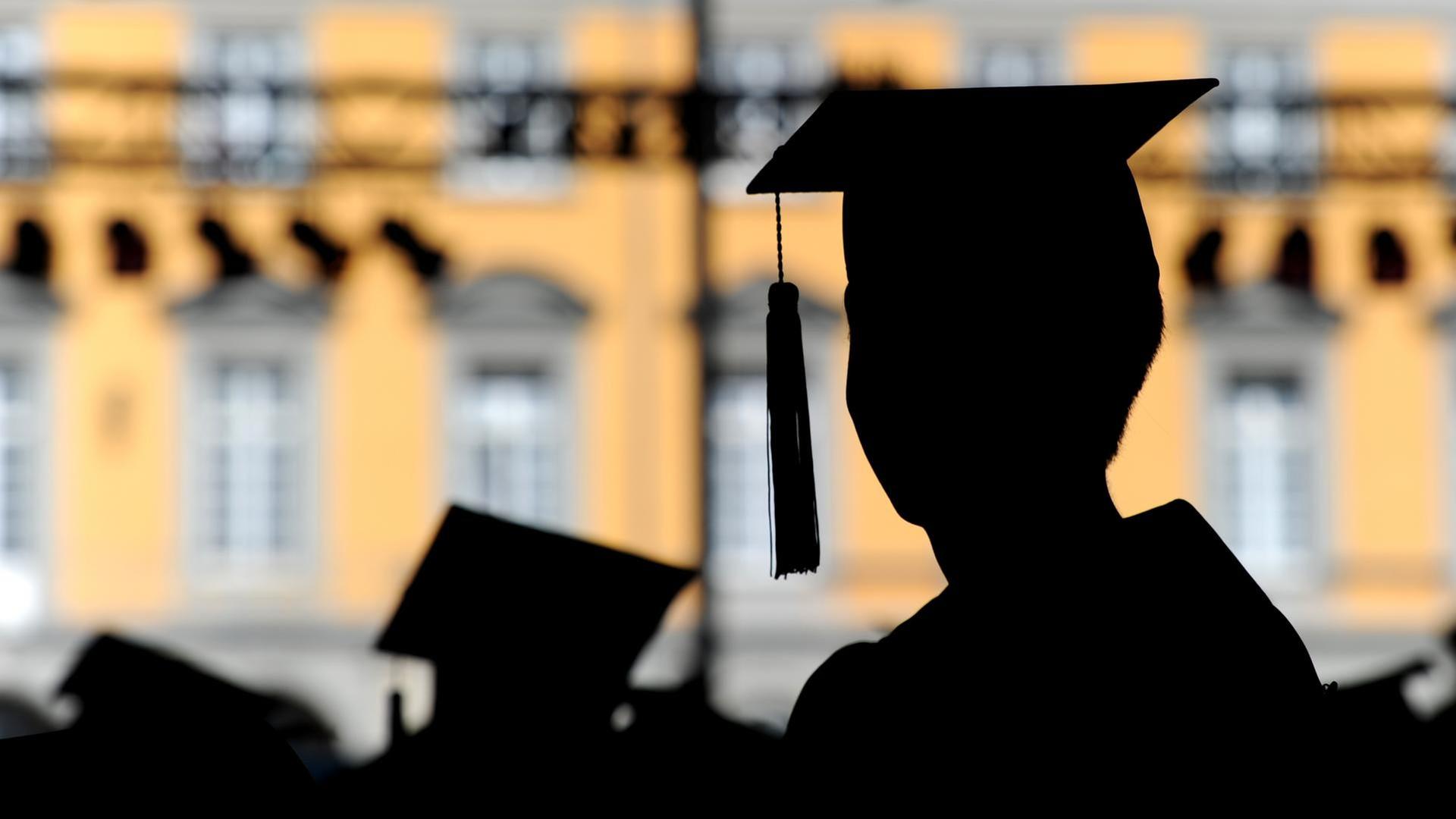Absolventen der Rheinischen Friedrich-Wilhelms-Universität in Bonn feiern auf dem Campus in Talare gekleidet ihren Abschluss. Absolventen der Rheinischen Friedrich-Wilhelms-Universität in Bonn feiern auf dem Campus in Talare gekleidet ihren Abschluss.