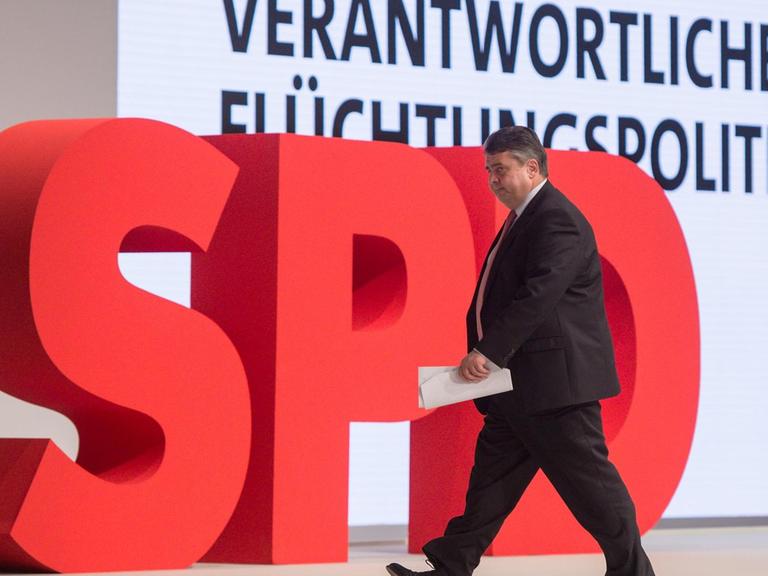 SPD-Vorsitzender und Bundeswirtschaftsminister Sigmar Gabriel geht am 10.12.2015 beim Bundesparteitag der Sozialdemokratischen Partei Deutschlands (SPD) in Berlin nach seiner Rede zu seinem Platz zurück.