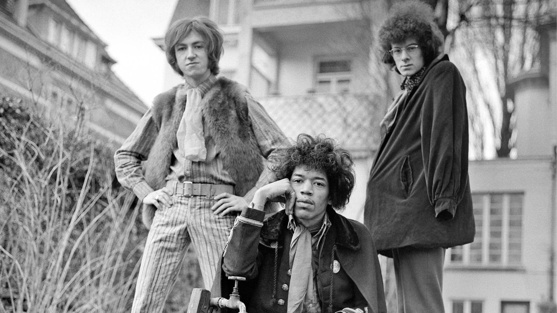 Mitch Mitchell (links) und Noel Redding (rechts) umrahmen Jimi Hendrix in Hamburg.