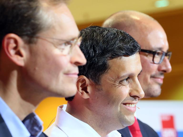 von links: Stadtentwicklungssenator Michael Müller, der Vorsitzende der Berliner SPD-Fraktion, Raed Saleh, und der Landesvorsitzende der Berliner SPD, Jan Stöß