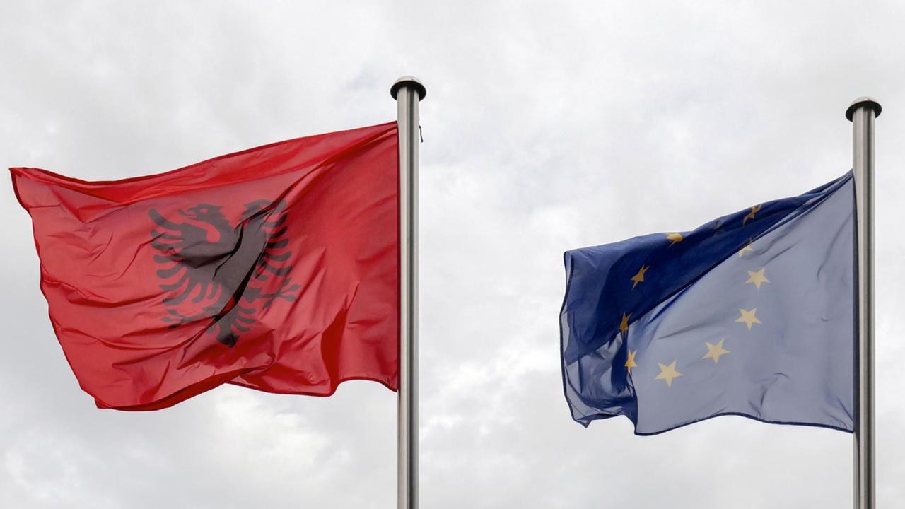 Die albanische Flagge und das EU-Banner wehen im Wind