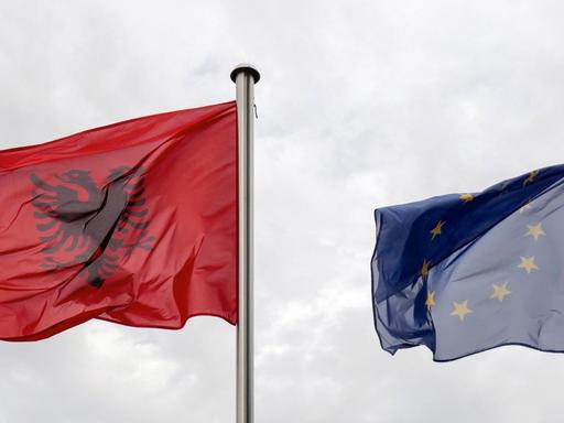 Die albanische Flagge und das EU-Banner wehen im Wind