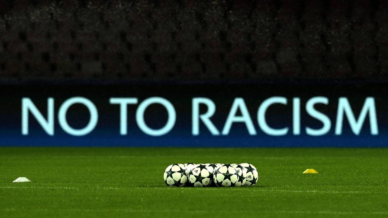 No To Racism Banner in einem Fußballstadion.