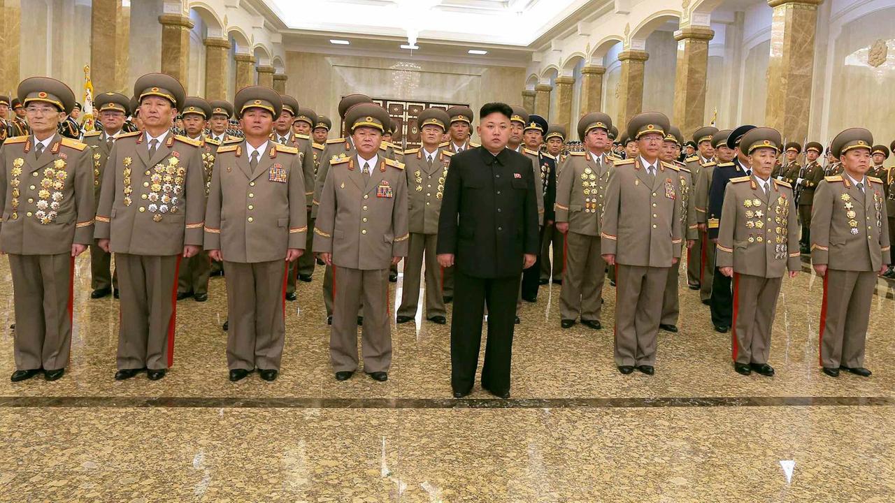 Nordkoreas Diktator Kim Jong-un steht zwischen zahlreichen Uniformträgern im Mausoleum seines Vaters Kim Jong-il Pjöngjang.