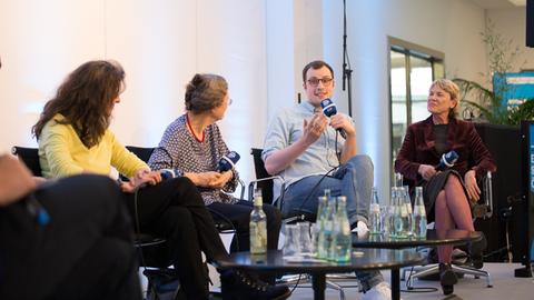 Mary Fulbrook, Laila Stieler, Johannes Nichelmann, Jakobine Motz, Dörte Fiedler, Ulrike Bajohr und Wolfgang Schiller (vlnr.) während einer Diskussion über das Erzählen über die DDR