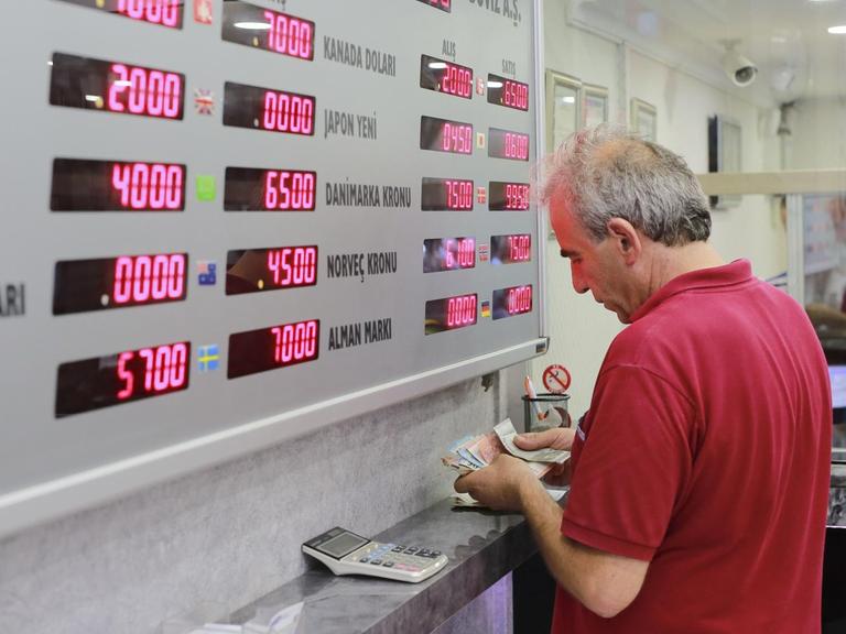 Ein Mann zählt seine türkischen Lira in einer Wechselstube in Ankara.
