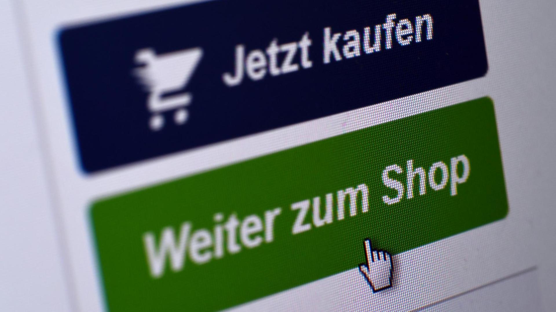 Ein Mauszeiger schwebt über einem Button mit der Aufschrift "Weiter zum Shop" auf einer Website.