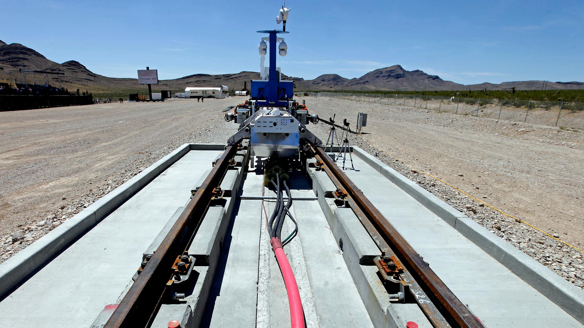 Der Testschlitten des Transportsystems Hyperloop One bei einem Versuch in der Wüste von Nevada.