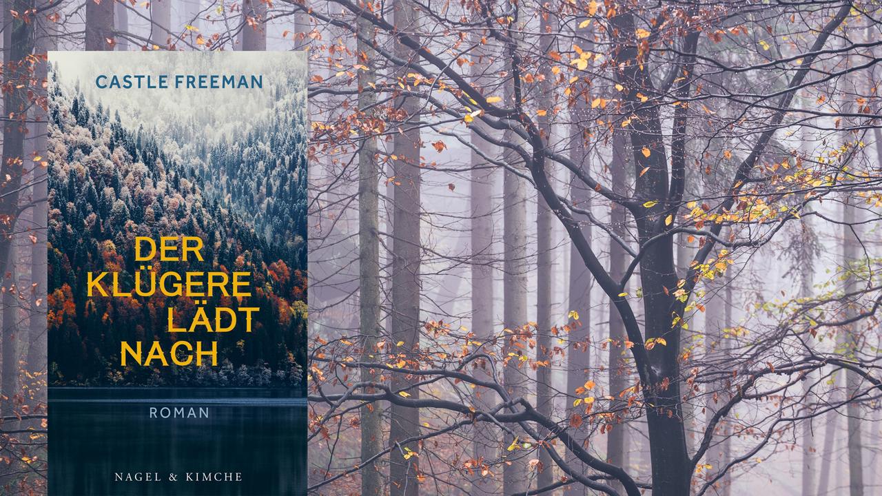 Vordergrund: Cover von "Der Klügere lädt nach" von Castle Freeman, Hintergrund: Wald im Nebel