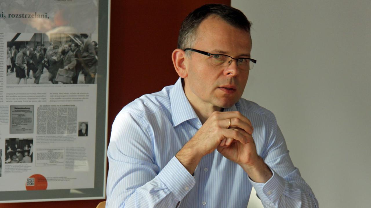 Krzysztof Ruchniewicz, Direktor des Willy-Brandt-Zentrums für Deutschschland- und Europastudien der Universität Breslau, posiert für ein Foto.